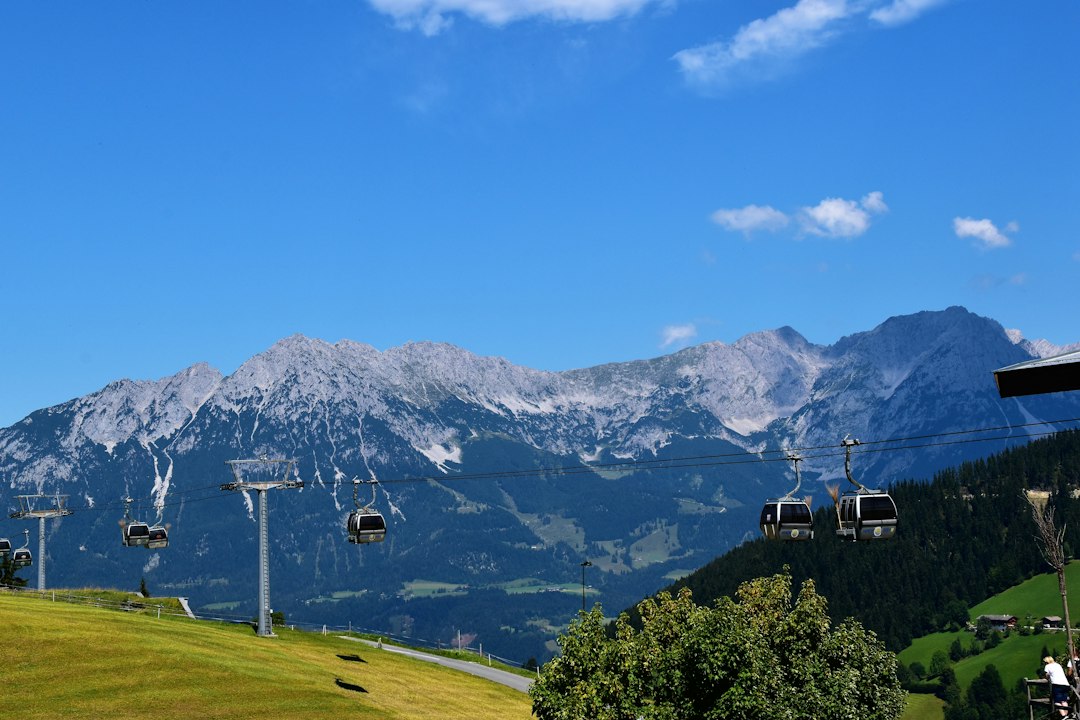 Utforska Österrike med en helikoptertur över Alperna illustration